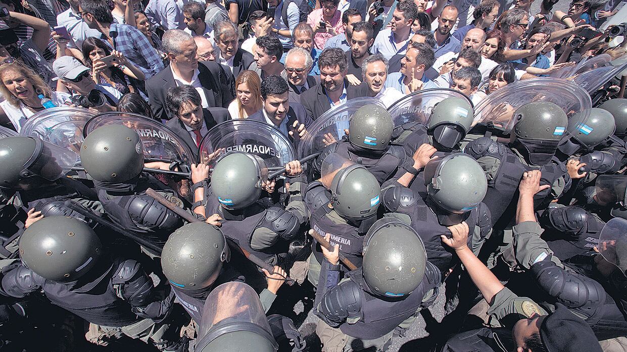 Los gendarmes que participaron del cordón alrededor del Congreso dijeron que los diputados se les abalanzaron.