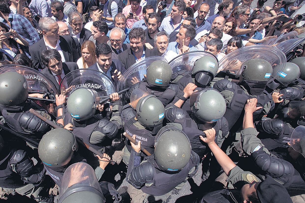 Los gendarmes que participaron del cordón alrededor del Congreso dijeron que los diputados se les abalanzaron.