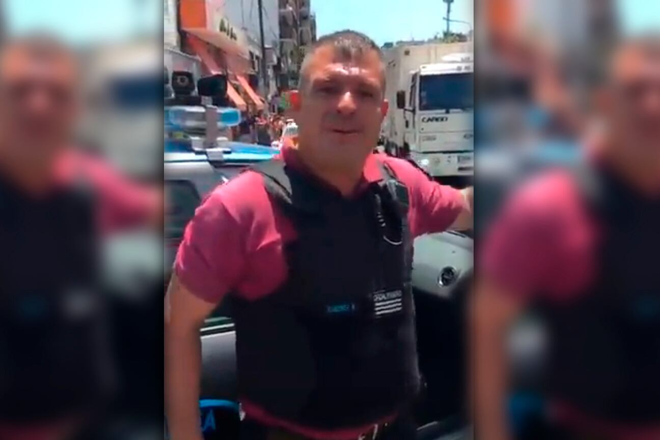 El policía en el momento de la agresión al vecino tras la detención del vendedor ambulante en Flores.