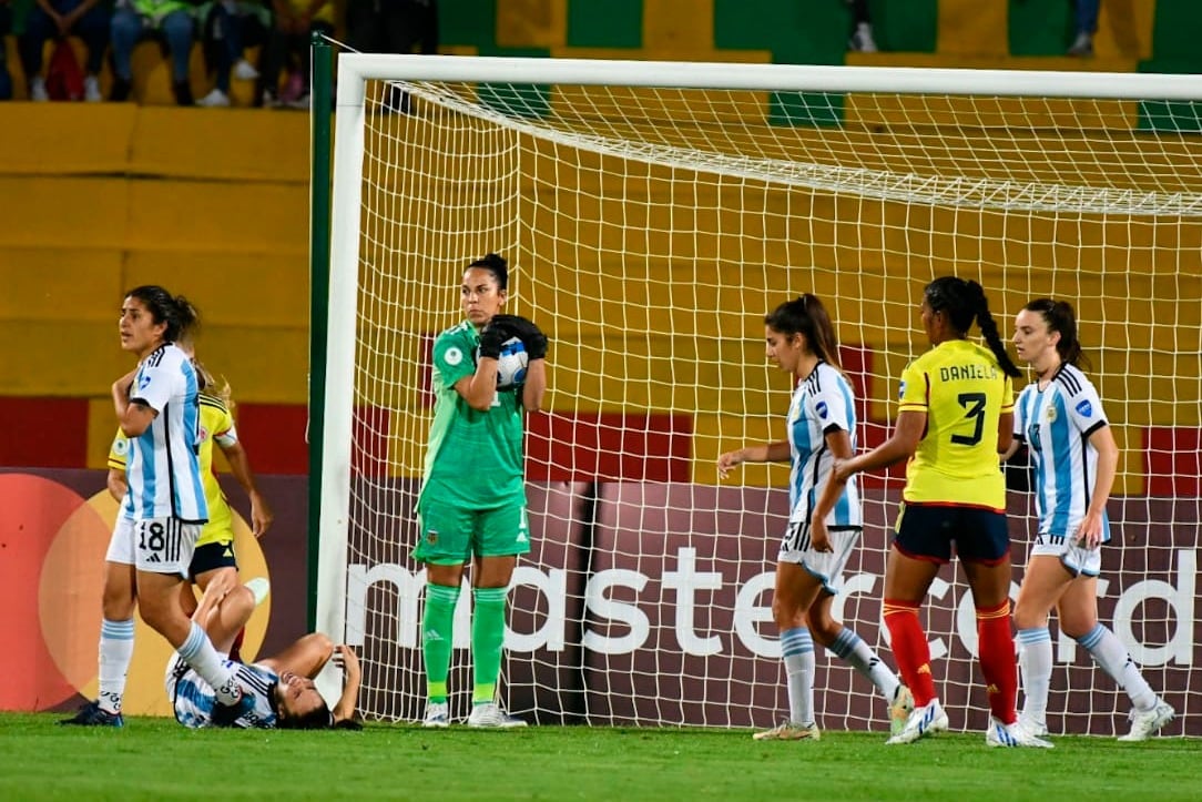 Vaninia Correa asegura la pelota en la semi vs. Colombia