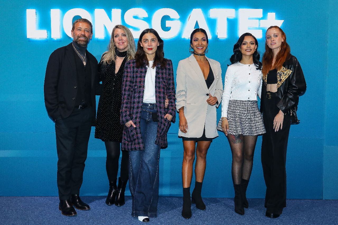 Puenzo (segunda desde la izquierda) junto a parte del elenco de Señorita 89.