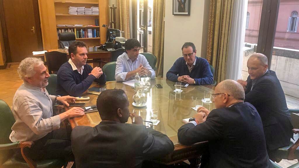 Lacunza, junto a Sandleris (Banco Central) y miembros de su equipo. Enfrente, Cardarellli, Werner y Trevor Alleyne.