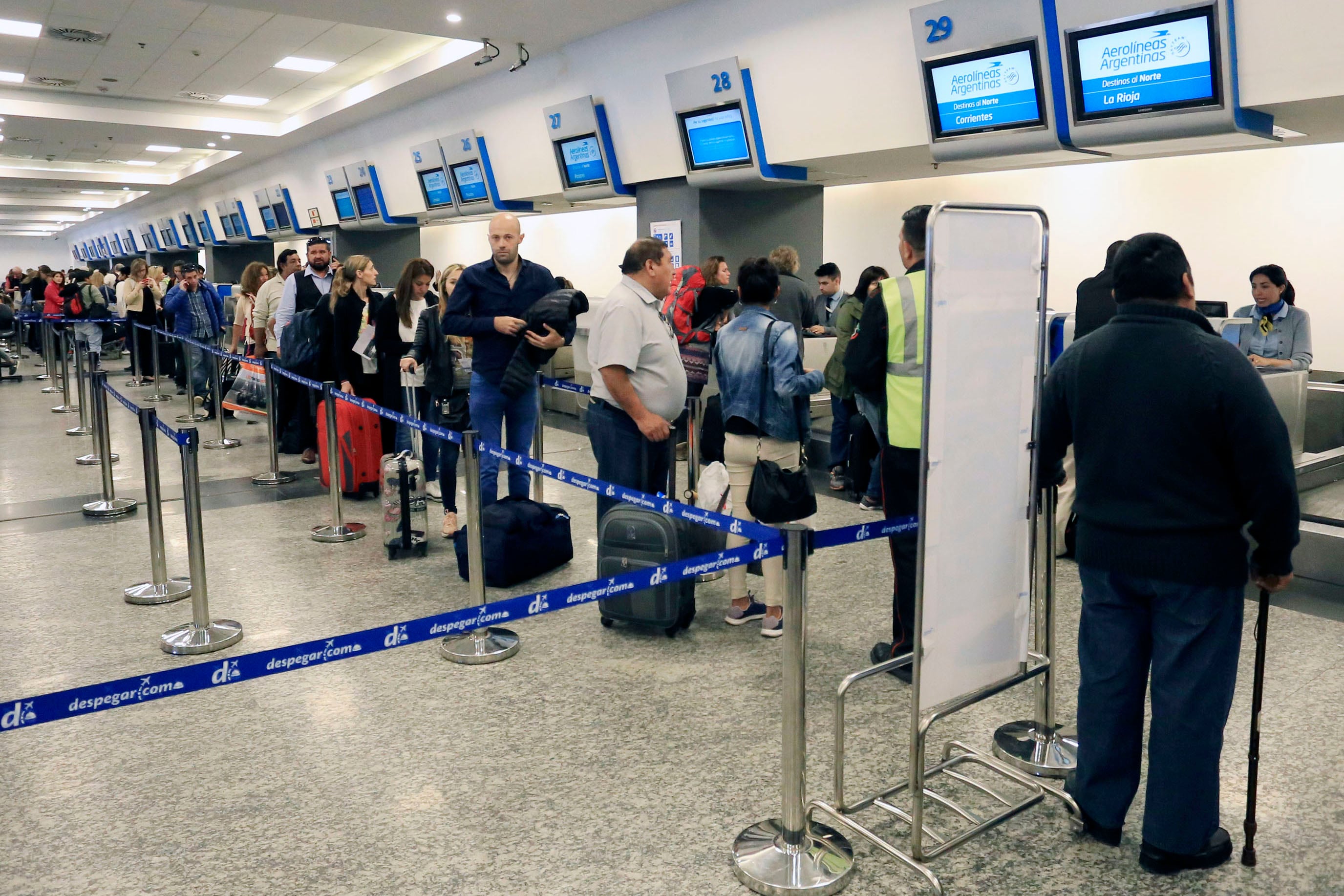 El último informe del Indec ratificó que en agosto hubo una menor llegada de turistas al país y cada vez más argentinos empiezan a viajar al exterior.