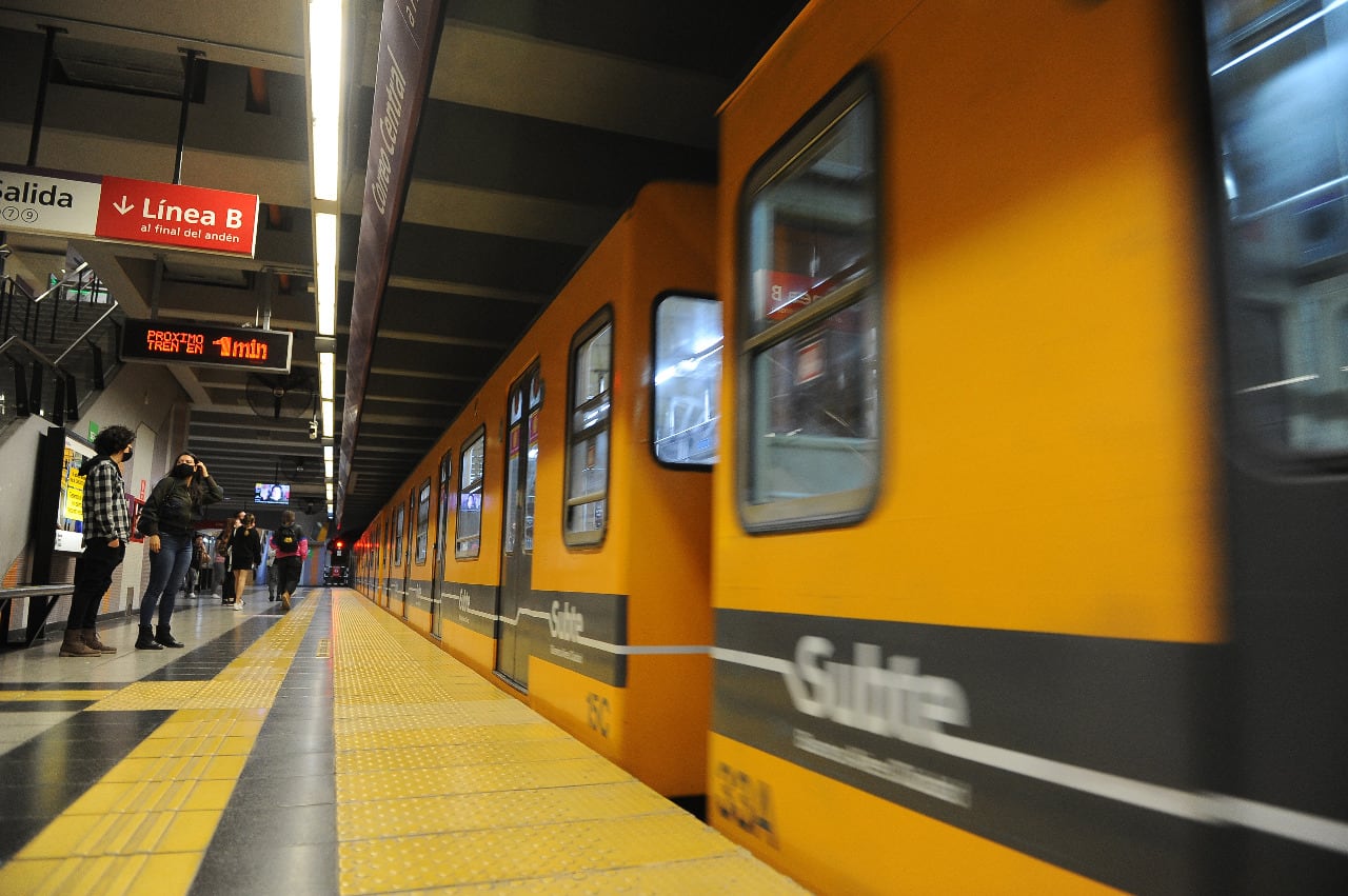 La formación de la Línea B estuvo detenida una hora entre las estaciones Echeverría y Los Incas.