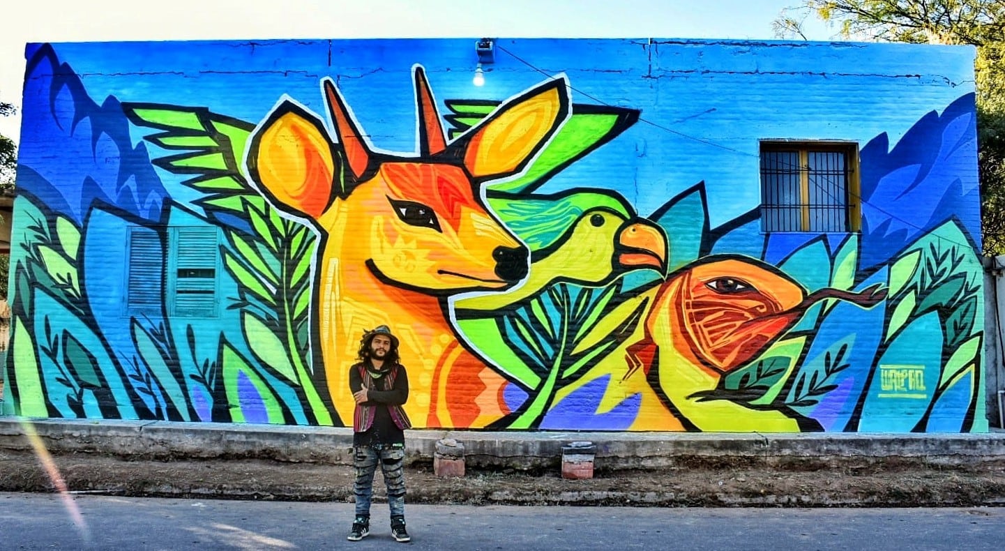 Walpaq junto a una de sus obras en Catamarca.