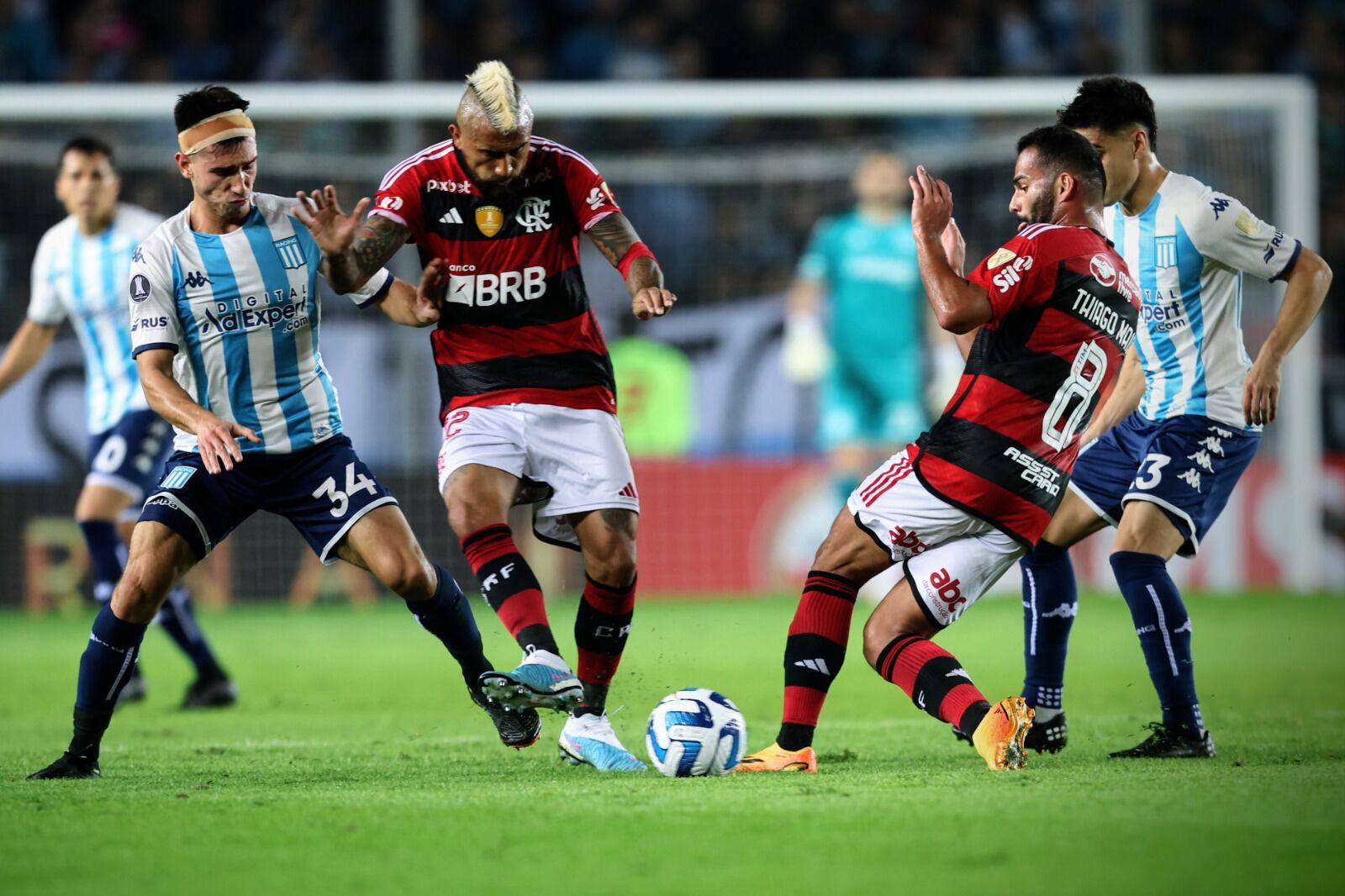 Vidal intenta maniobrar ante Mura. Racing sacó un puntazo ante Flamengo