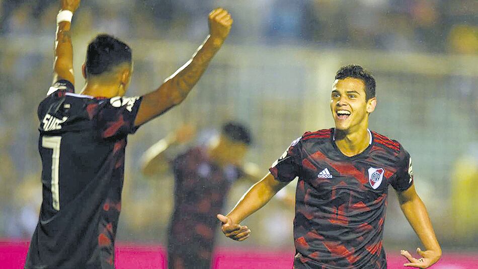 El chico Cristian Ferreira festeja el gol que convirtió anoche en el estadio de Atlético Tucumán.