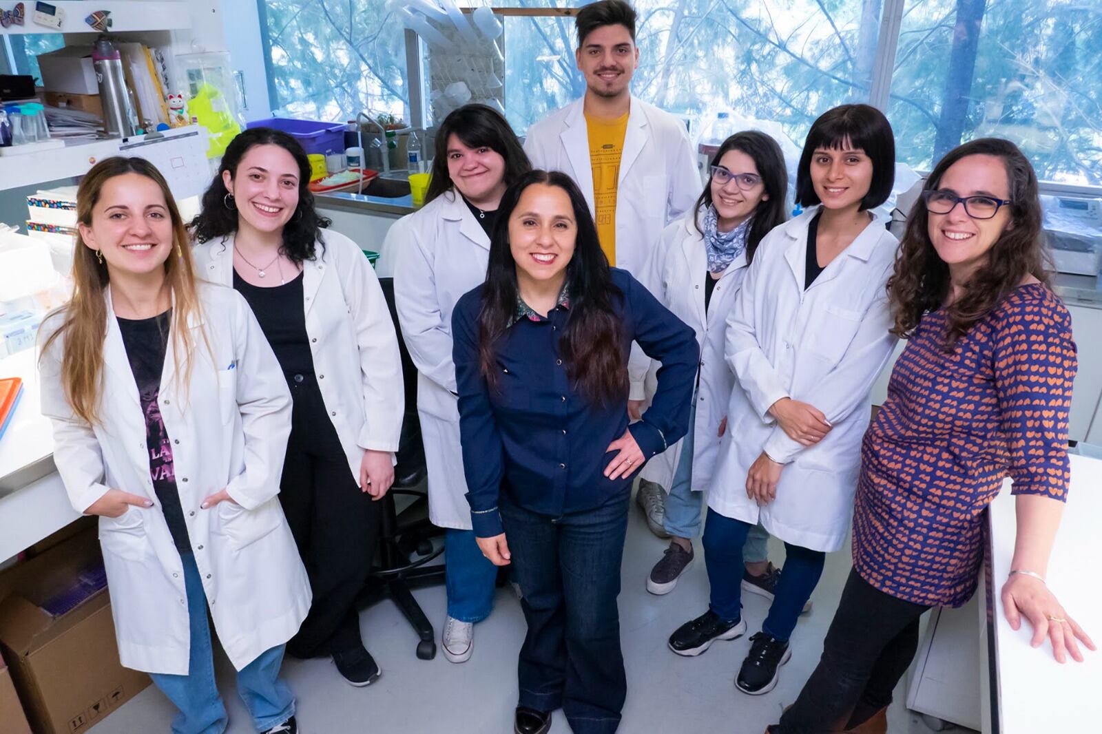 Juliana Cassataro, directora del proyecto ARVAC e investigadora del Conicet y la UNSAM, con su equipo.
