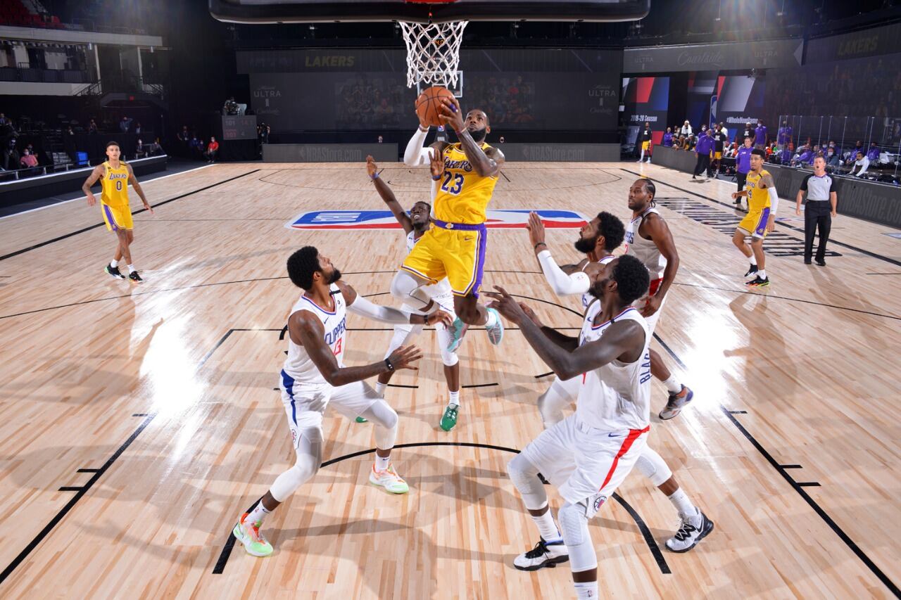 LeBron ya tomó su propio rebote y anotará el doble de la victoria.