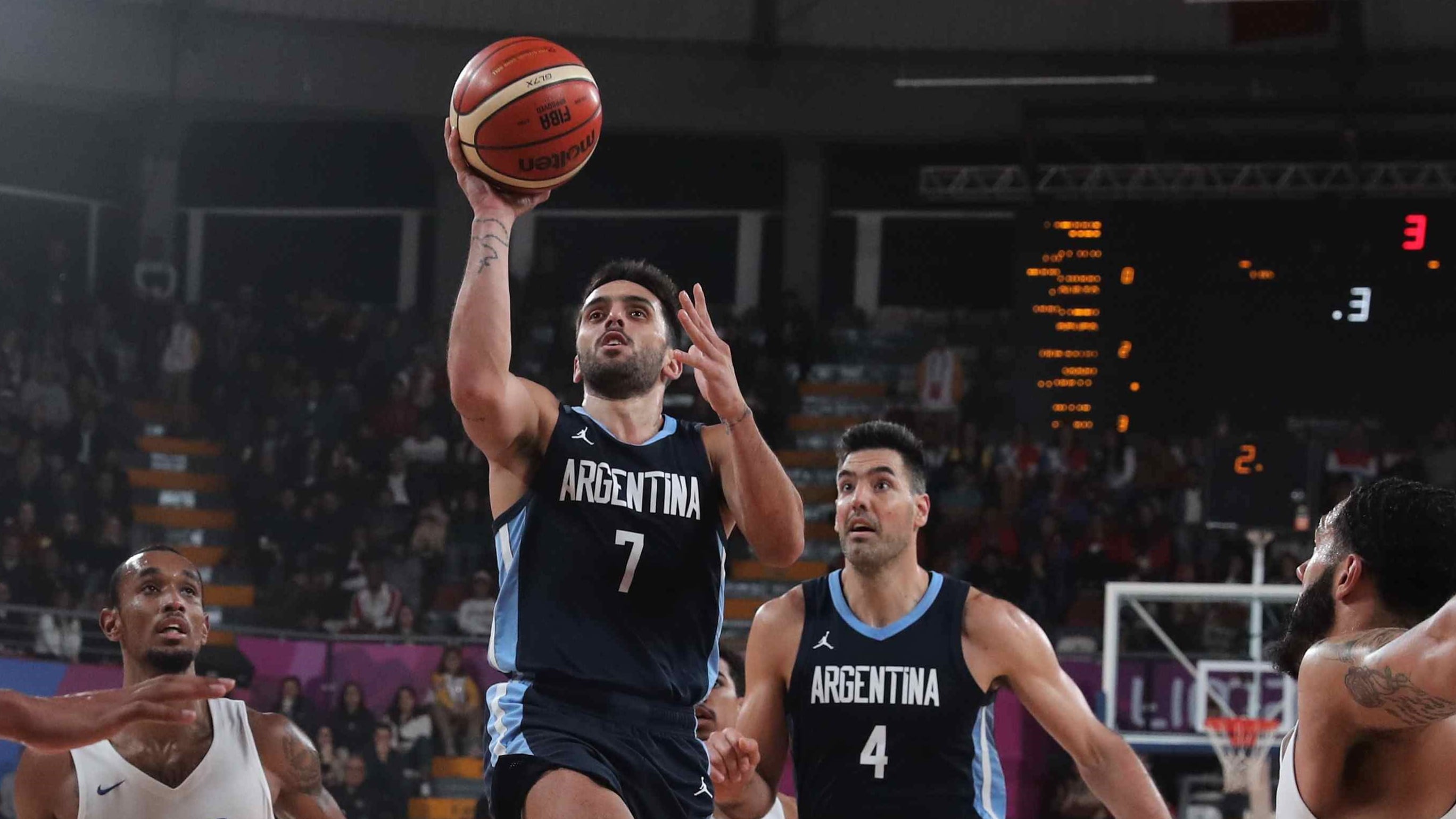 Campazzo se eleva hacia el aro, Scola palpita el fin de la jugada.