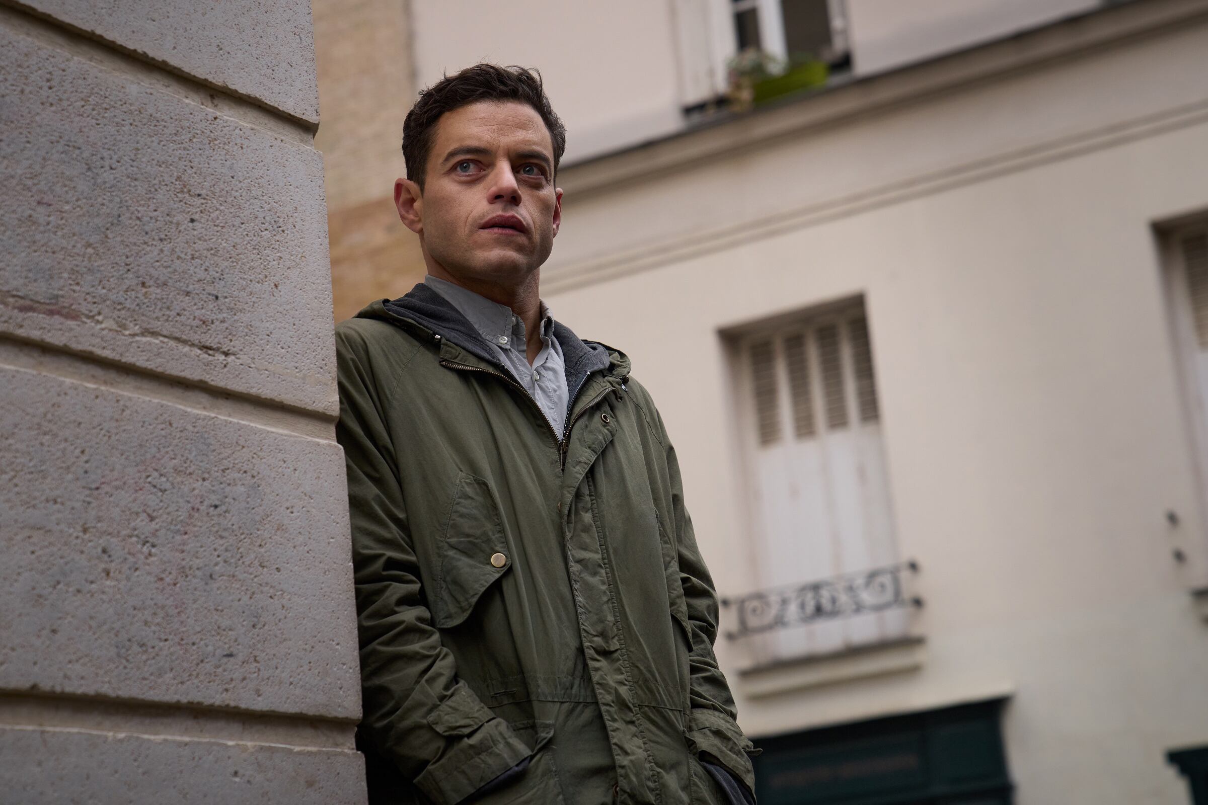 Rami Malek se prueba el traje de héroe de acción… informática.