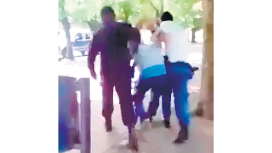 La policía se llevó al chico esposado, pese a la protesta de una docente.