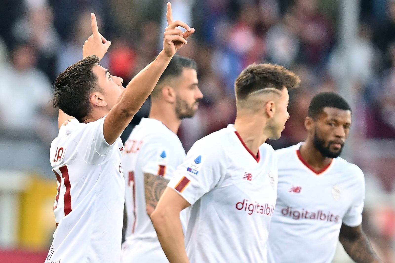 El festejo de Paulo Dybala para un nuevo gol para la Roma.