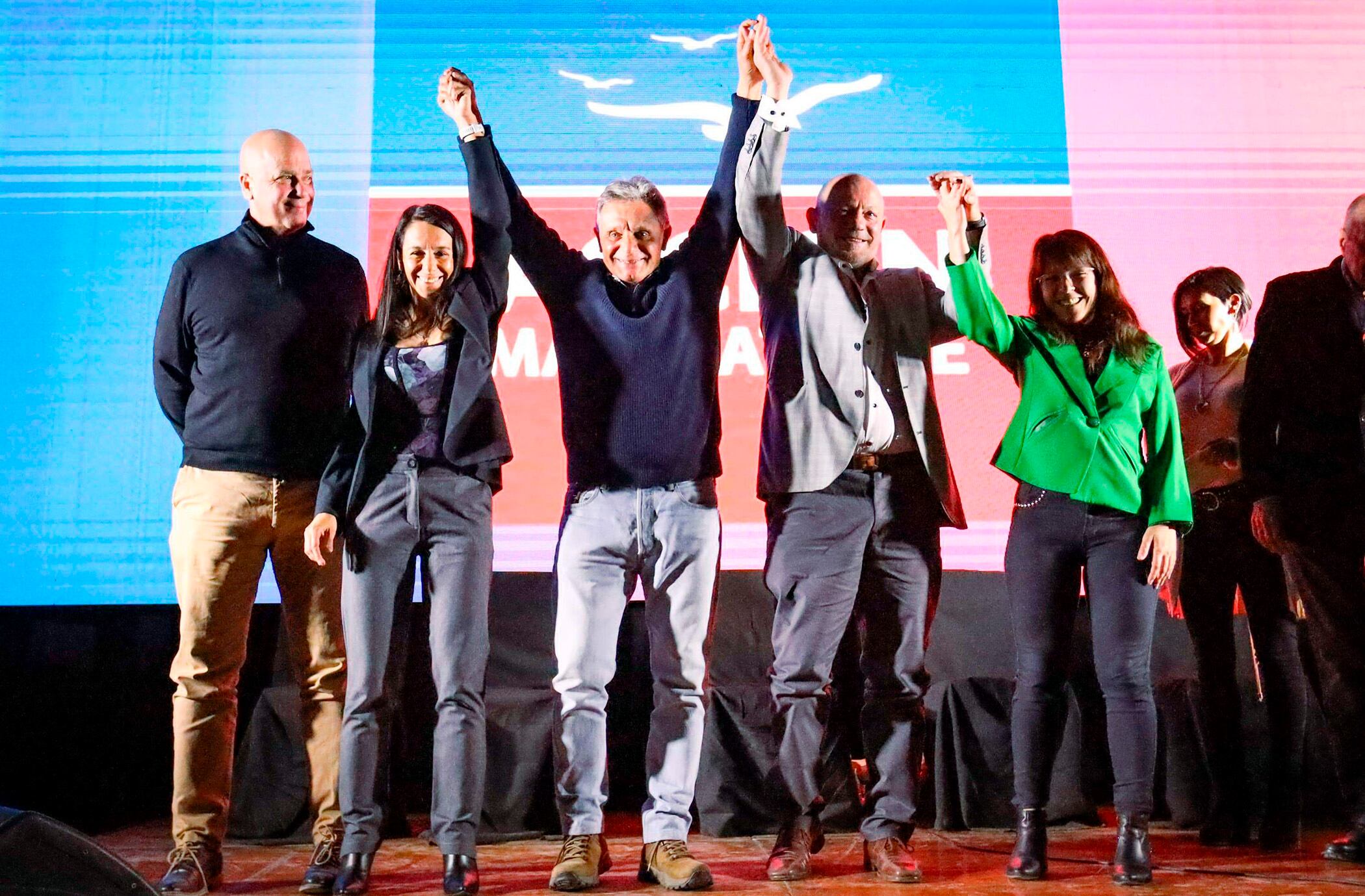 Pulti (en el centro, de jean celeste) dijo que otros municipios aprovechan mejor al gobierno provincial.