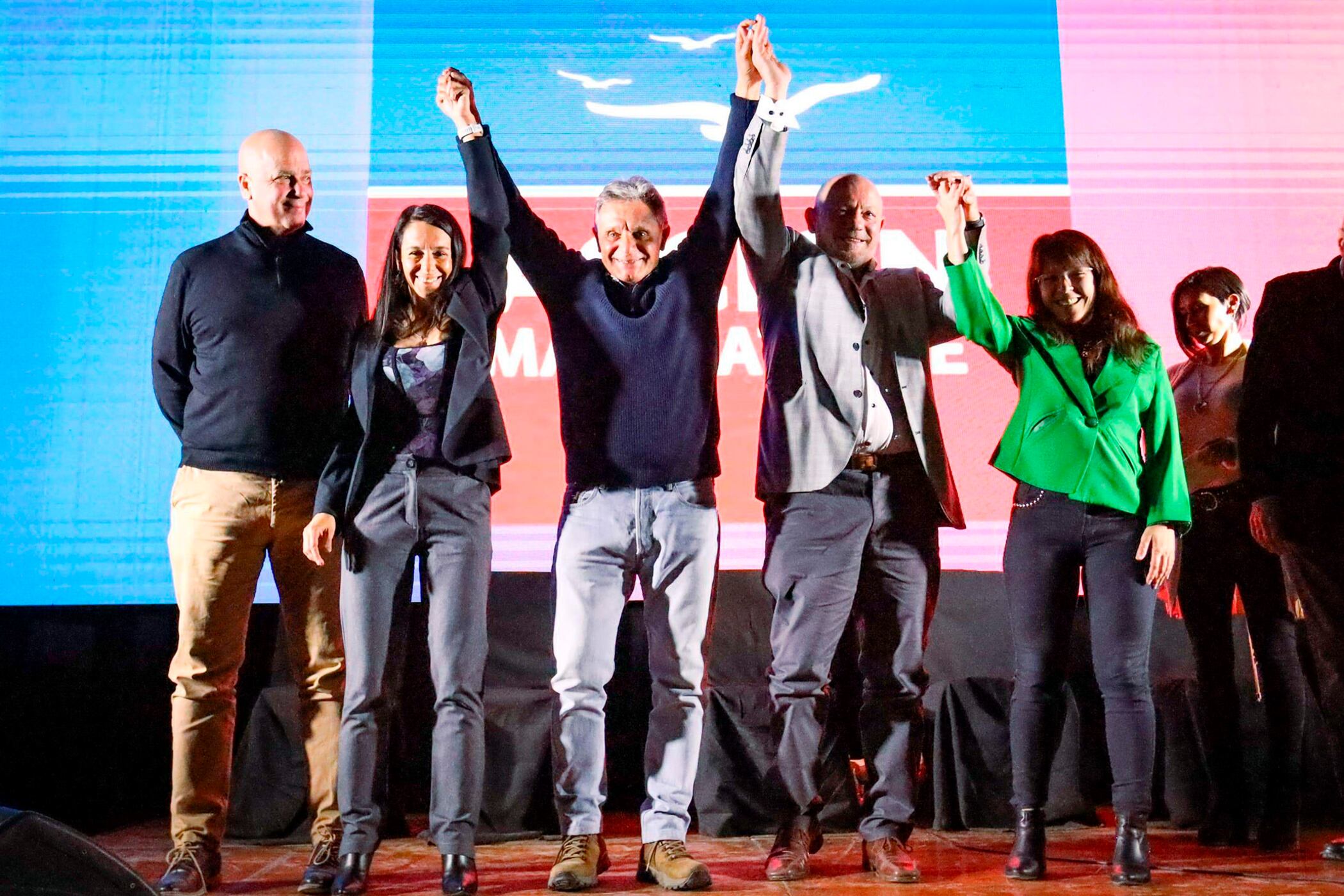 Pulti (en el centro, de jean celeste) dijo que otros municipios aprovechan mejor al gobierno provincial.