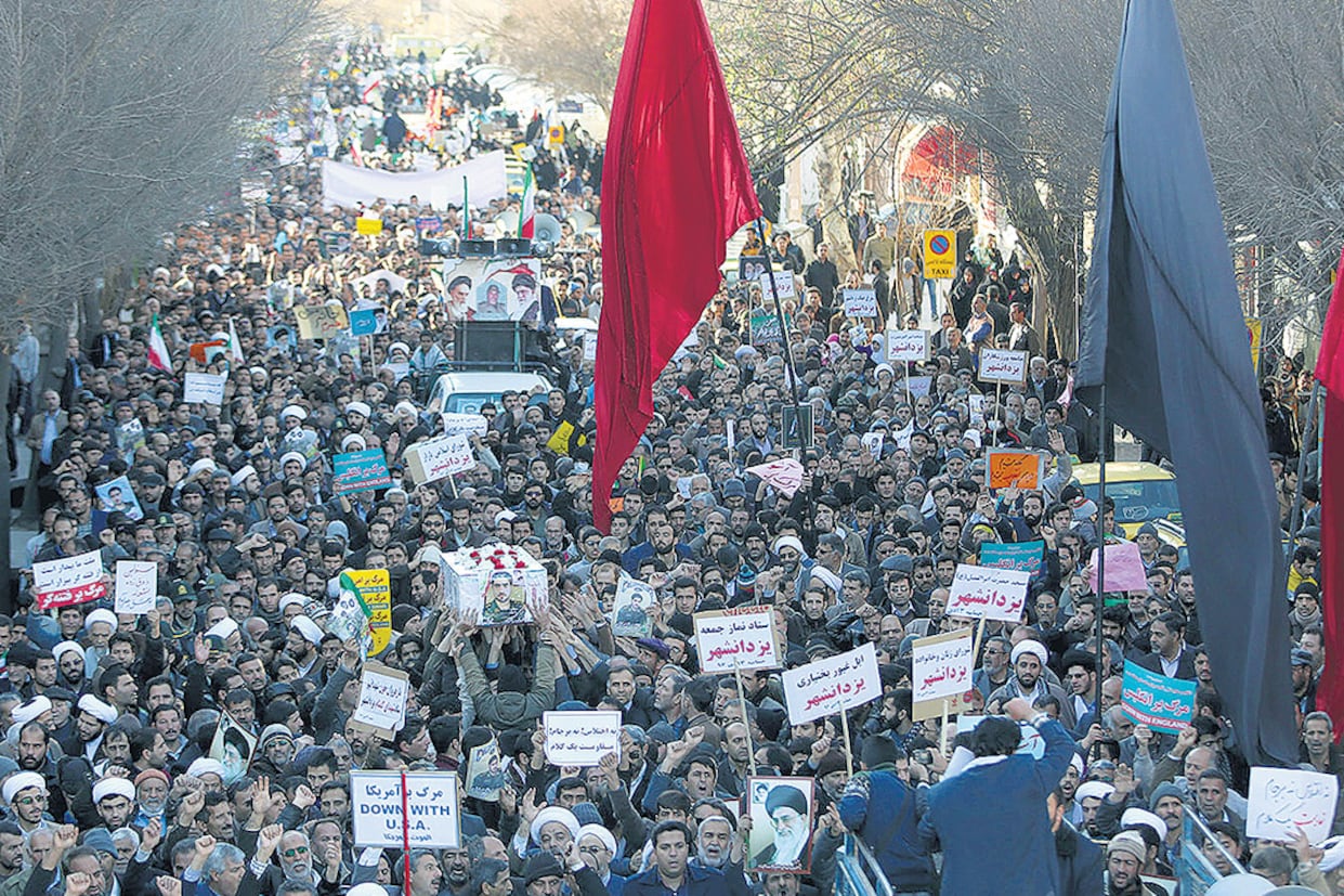 Miles de iraníes se manifiestan en favor del régimen ayer tras las protestas de esta semana.
