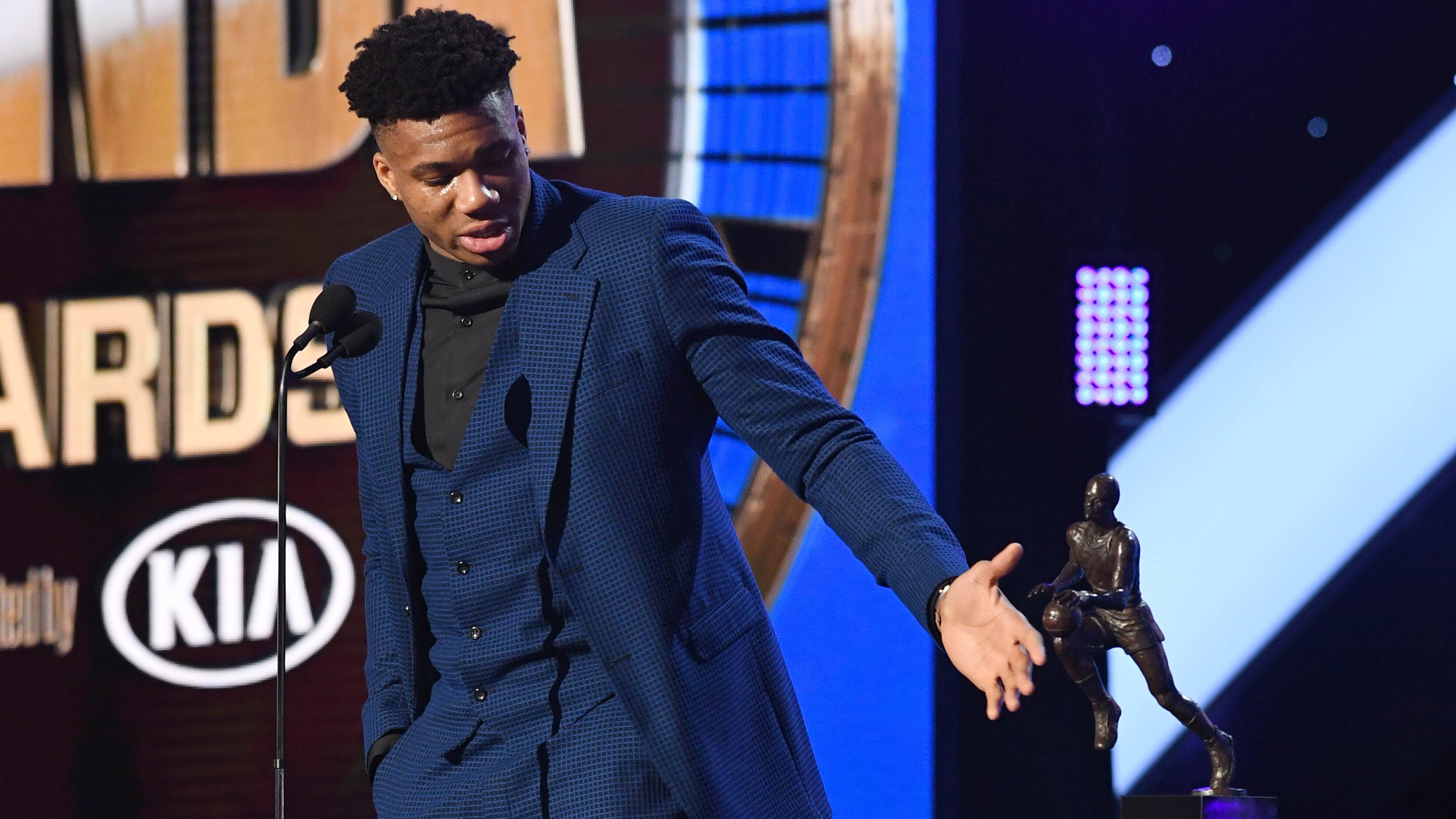 Giannis Antetokounmpo se emocionó tras recibir el trofeo al MVP.