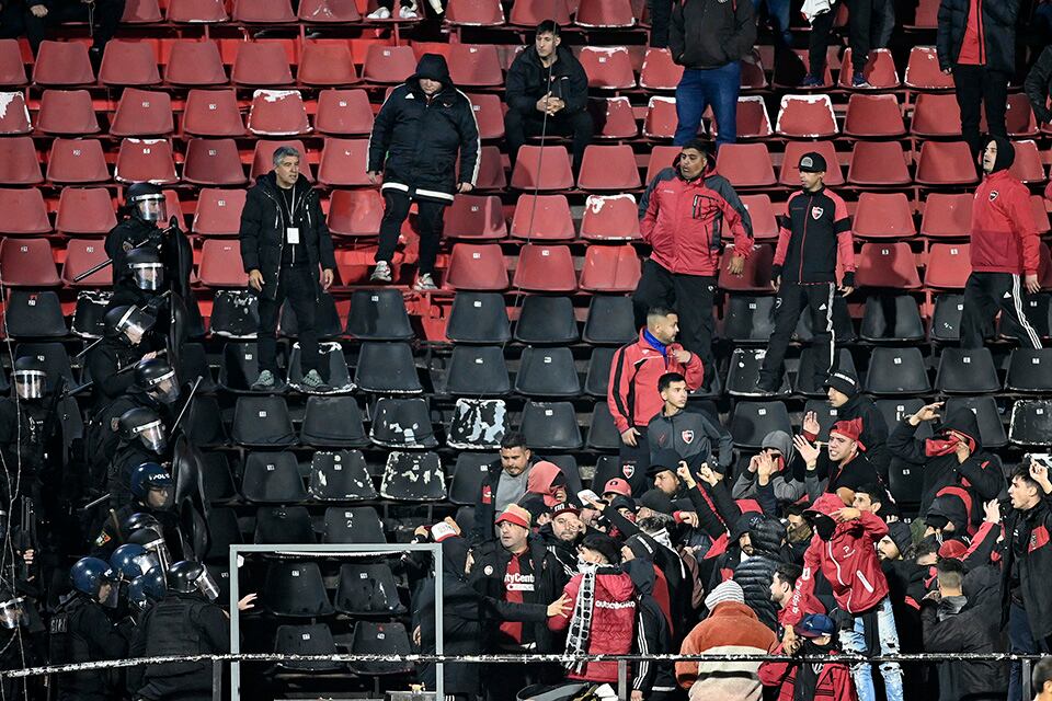 Todo empezó cuando la barra invadió la platea para agredir a los brasileños.