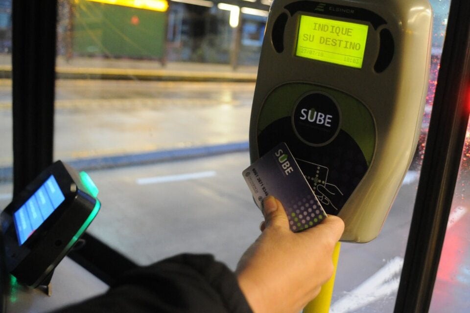 Desde el 1 de abril los pasajeros que no tienen la SUBE registrada pagan un boleto más caro en tren y colectivo.