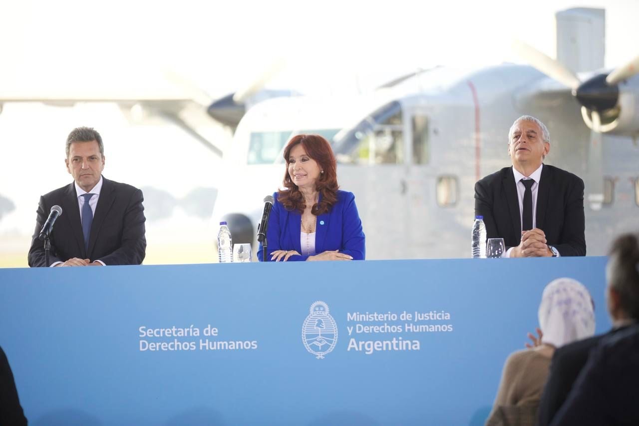 Cristina Fernández acompaña a Sergio Massa en su primer acto como precandidato presidencial en Aeroparque.