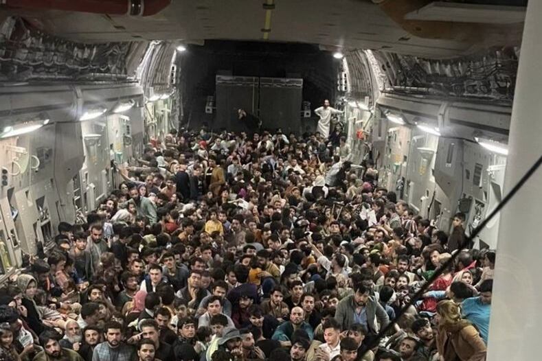 La foto viral del avión militar estadounidense con 640 personas huyendo de Afganistán.