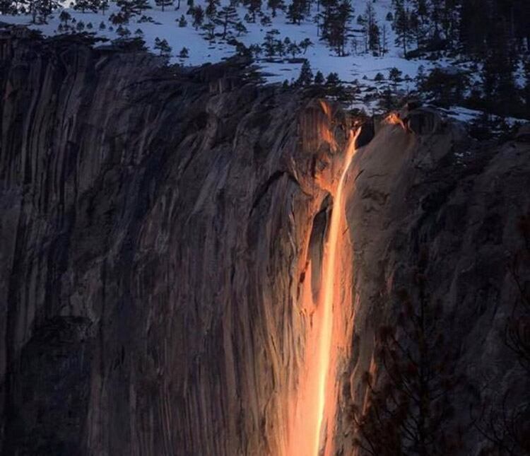 El agua que cae, y parece una línea de fuego, por el efecto de la luz solar.
