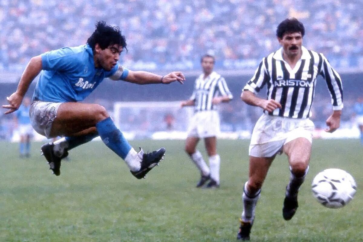Maradona jugando un partido ante la Juventus en Italia
