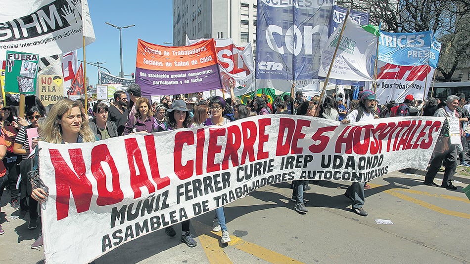 La multitud marchó desde el ex ministerio de Salud de la Nación hacia Plaza de Mayo.
