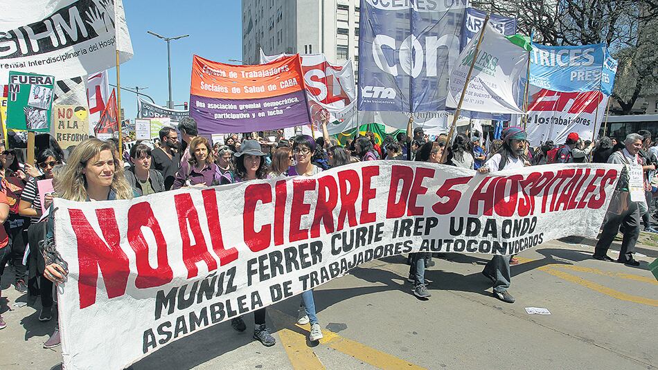 La multitud marchó desde el ex ministerio de Salud de la Nación hacia Plaza de Mayo.
