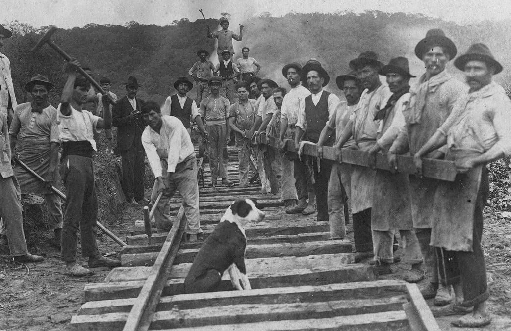Trabajadores en la construcción del Huaytiquina.