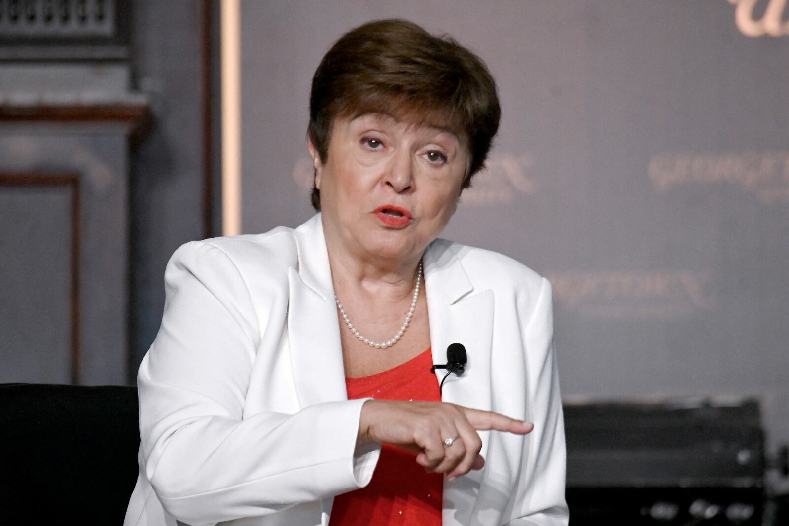Kristalina Georgieva, directora gerente del FMI, monitorea la negociación desde Washington.