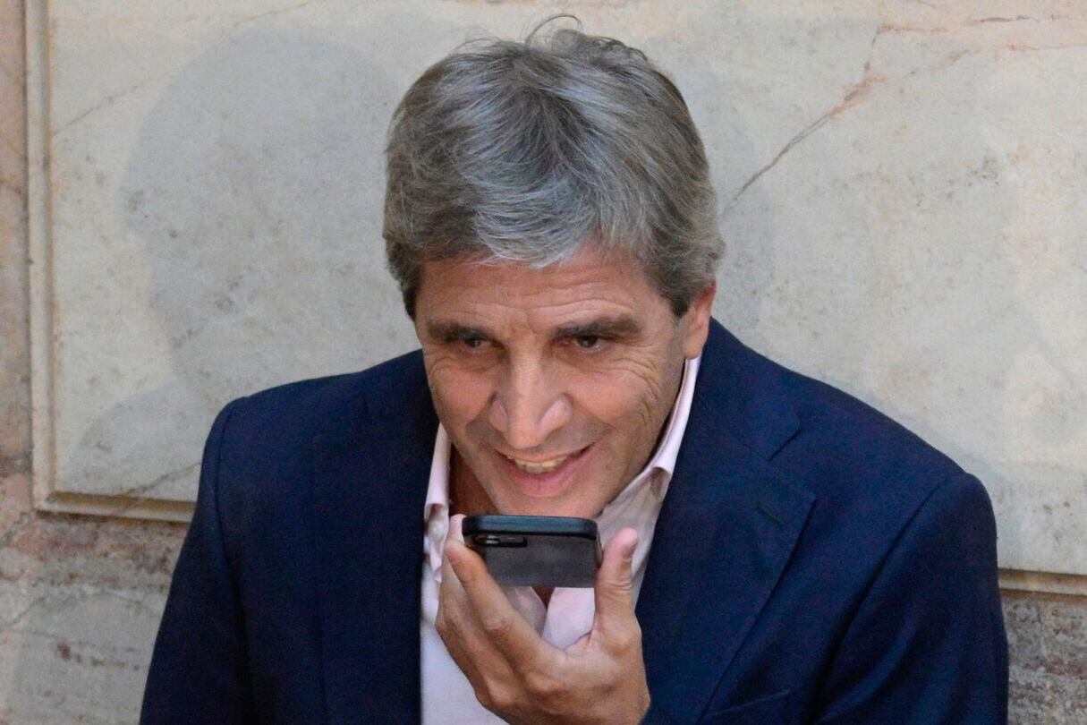 El ministro Caputo pide confianza a los inversores pero tiene la plata en el exterior.