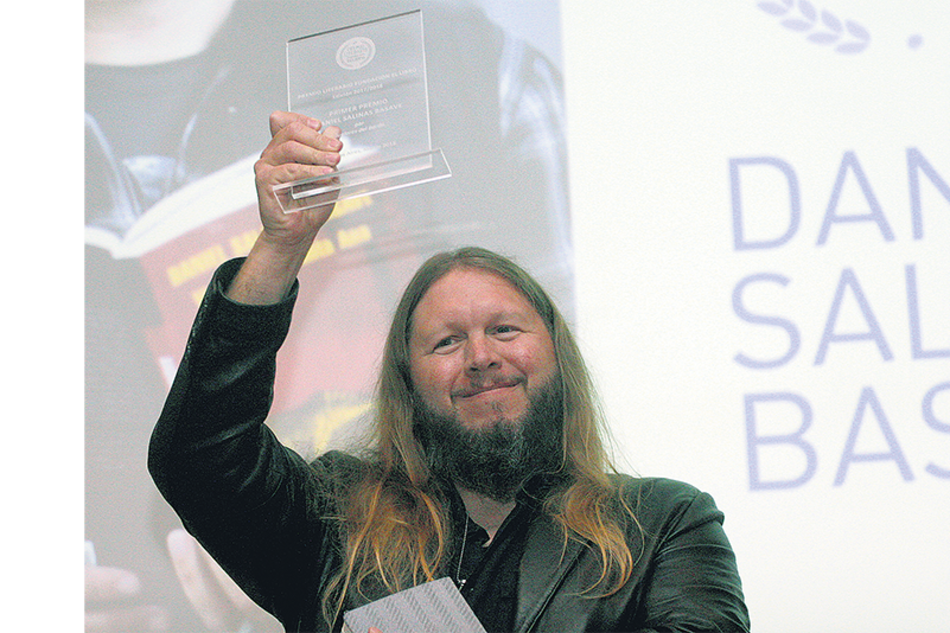 “Lo que escribo no tiene nada que ver con la narcoliteratura: son historias de la calle, historias de la frontera.”