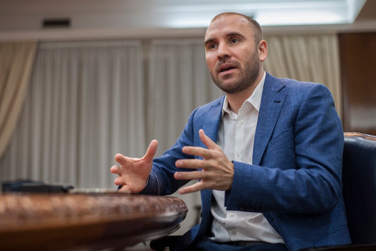 El ministro de Economía, Martín Guzmán, con su equipo dejaron atrás el default de la deuda en pesos que dejó su antecesor Hernán Lacunza.