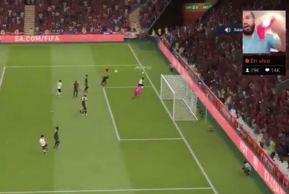 Gol rival y joystick al piso para Agüero.