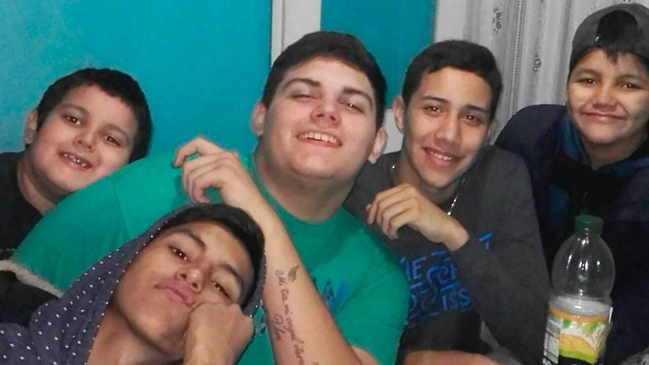 Juan Cruz, en el centro de la foto, junto a hermanos y amigos. "No sale mucho", dice la madre.