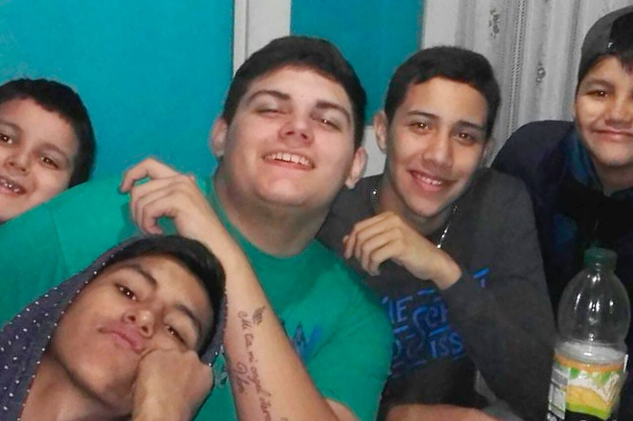 Juan Cruz, en el centro de la foto, junto a hermanos y amigos. "No sale mucho", dice la madre.