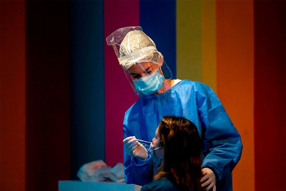 De los 155 muertos, una persona residente en la provincia de Buenos Aires fue ingresada sin datos de género en el SNVS. Del resto, 89 eran hombres y 65 mujeres.