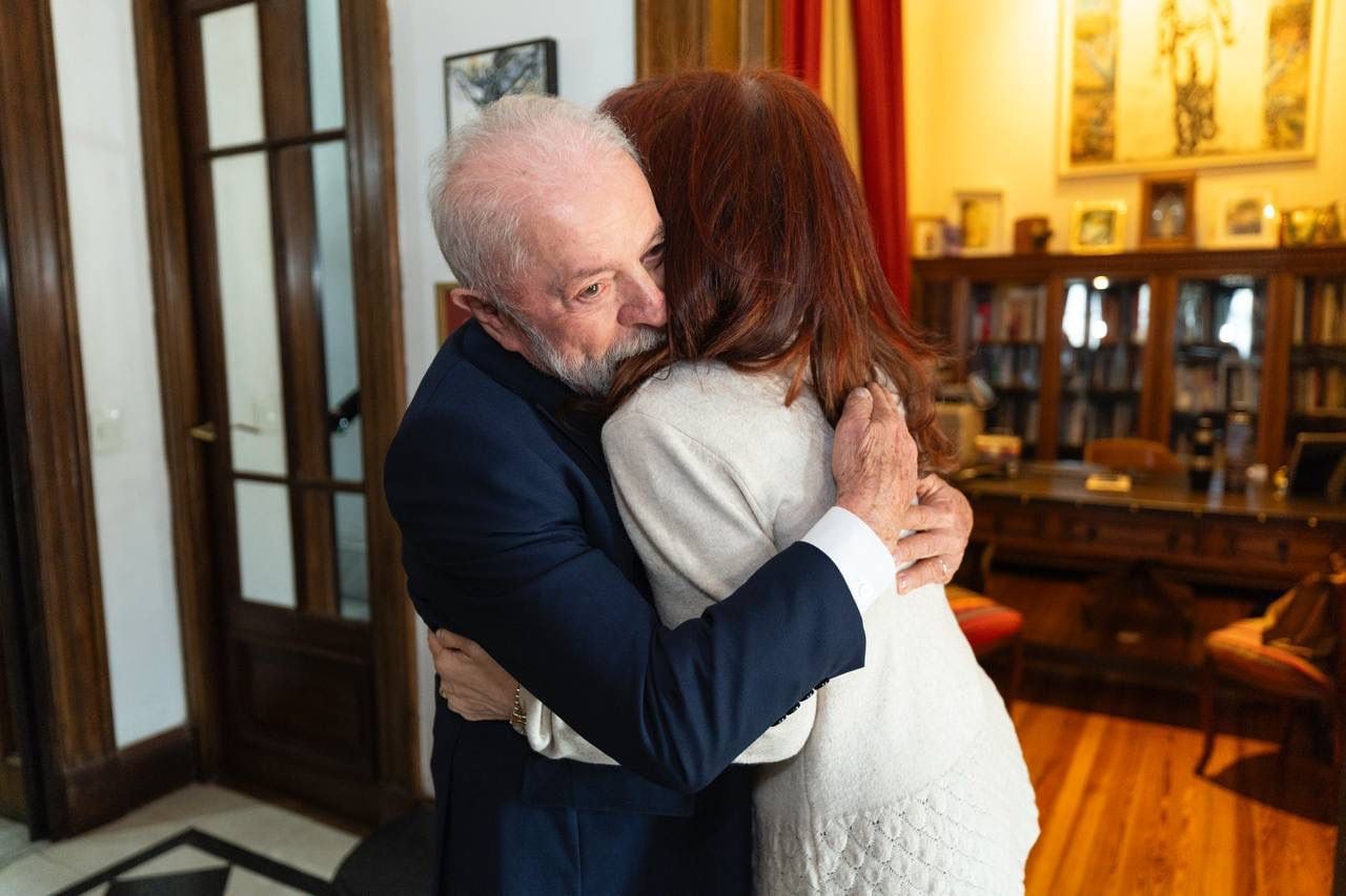 Lula se abraza con Cristina Fernández de Kirchner en una reunión de alto voltaje político.