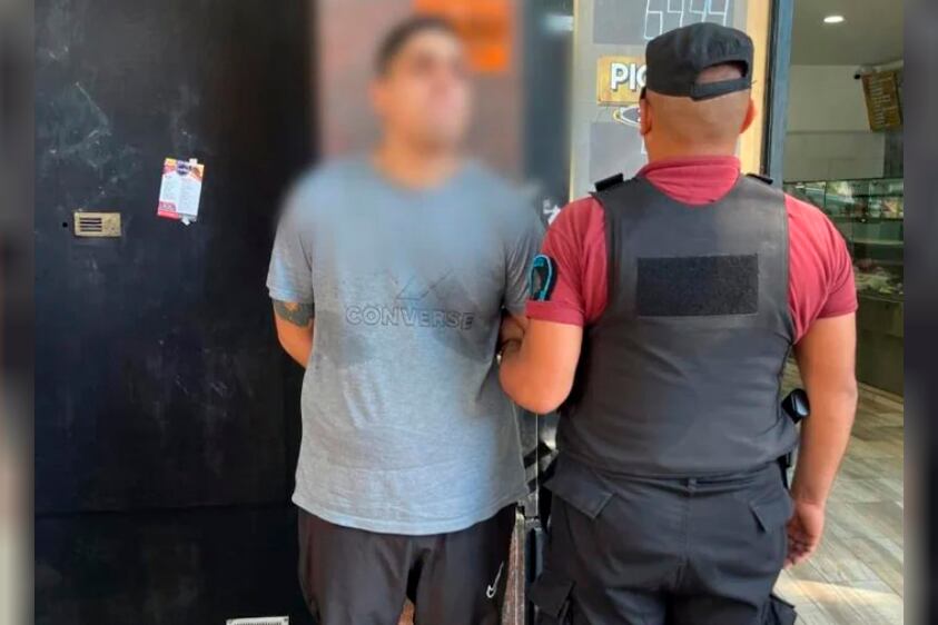 Uno de los estafadores a la jubilada.