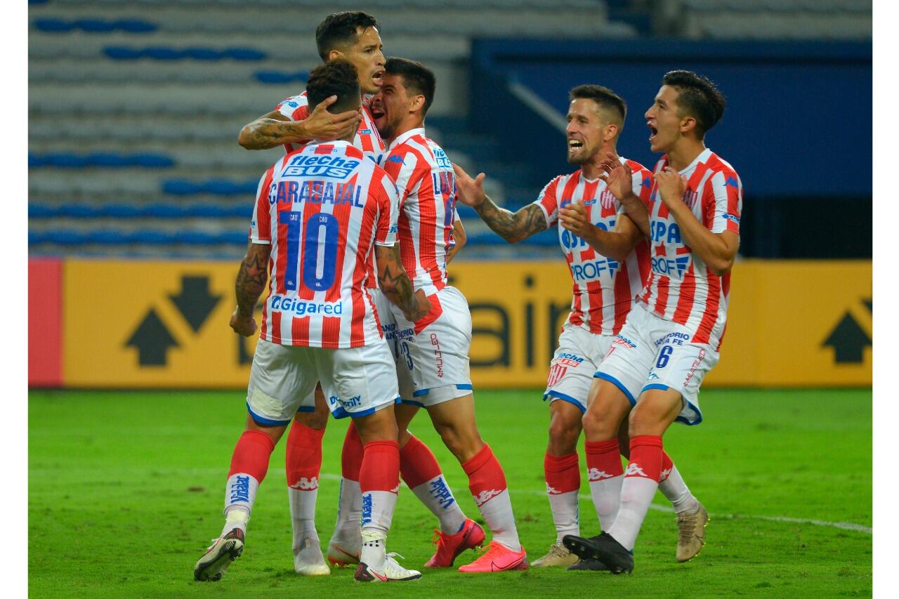 Unión festeja su pasaje a octavos.