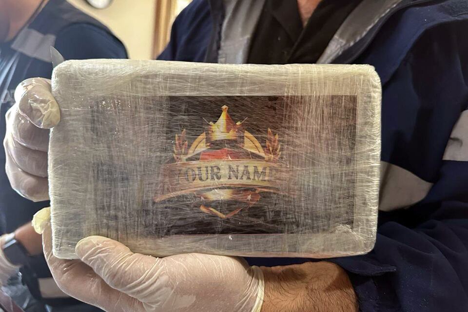 Los panes de cocaína tenían una corona dibujada en bajorrelieve.