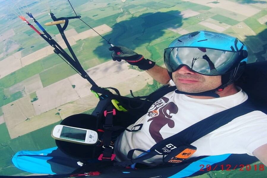 Un hombre de 42 años murió tras caer al río desde un parapente. Foto: Facebook