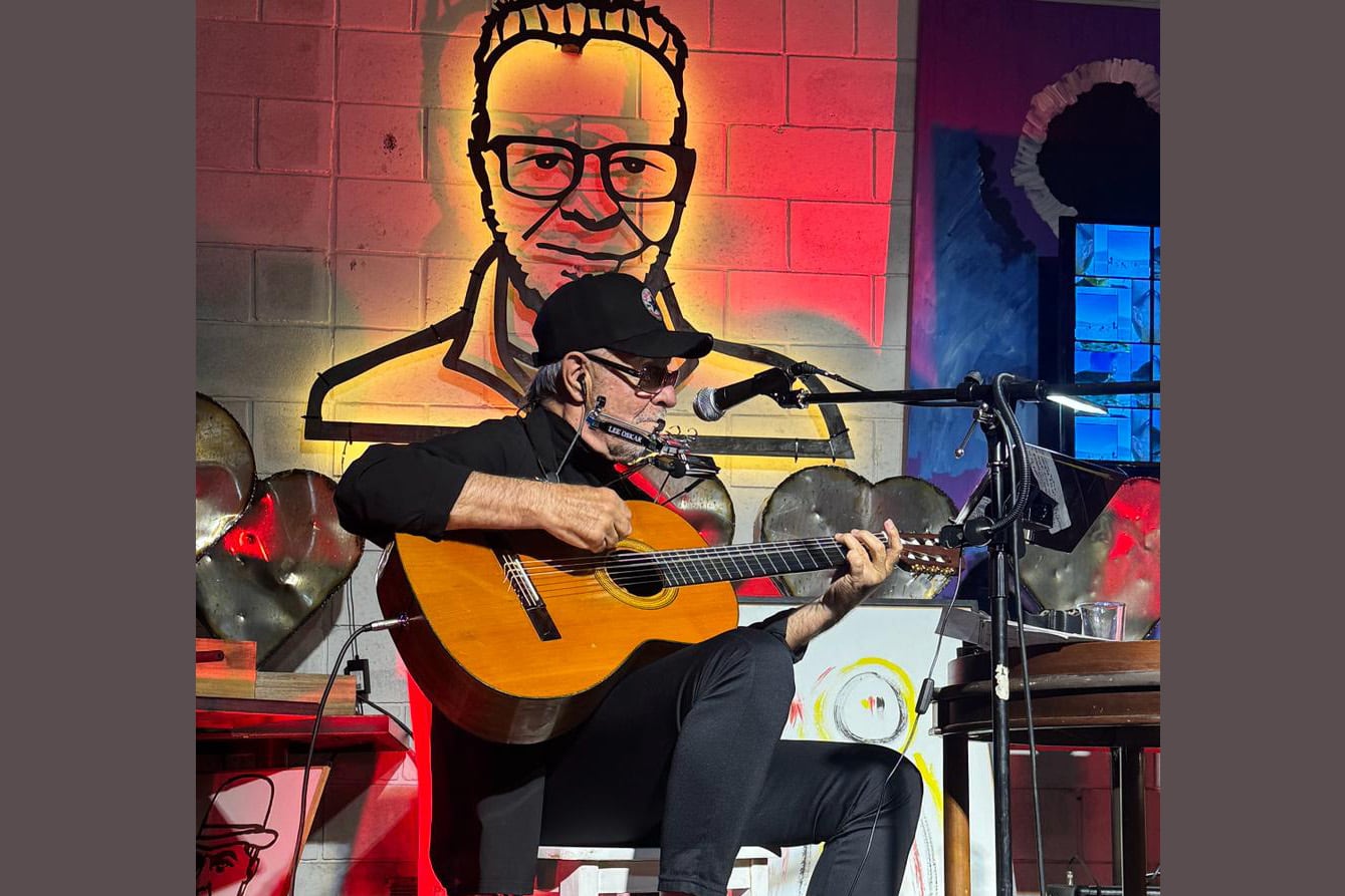 Gieco con la obra hecha en su honor, en el prolífico taller de Marmo. 