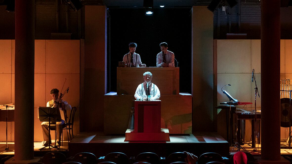 En la puesta, el dispositivo teatral logra disparar la imaginación.