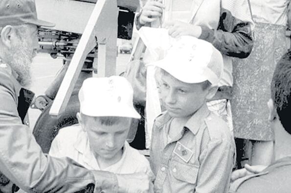 Fidel Castro recibiendo a los chicos de Chernobyl a su llegada a Cuba para tratarse, en una foto de Granma.
