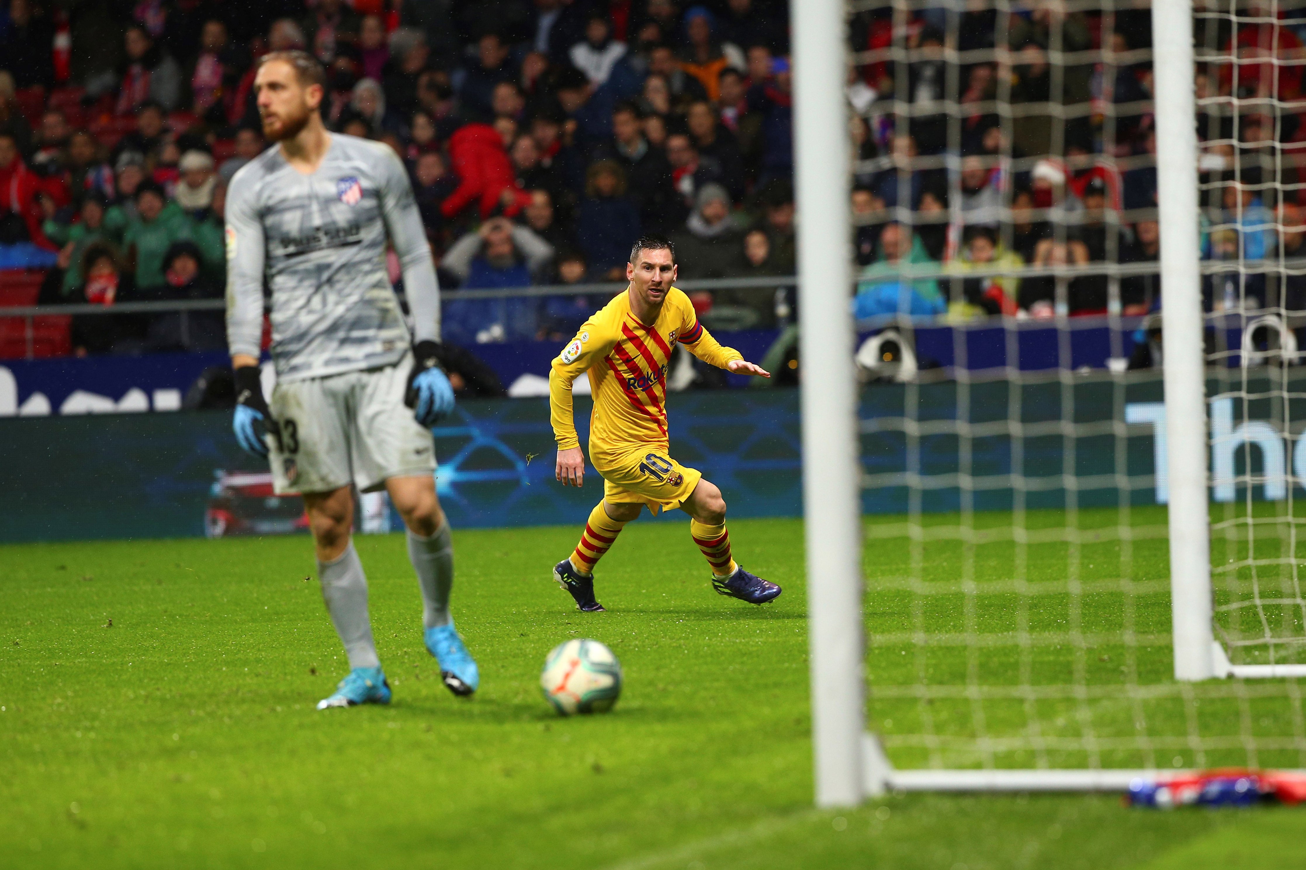Messi festeja su gol ante la frustración del arquero Oblak.