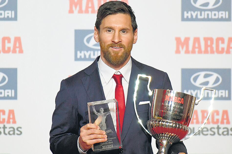 Messi con los dos trofeos que ayer se llevó a su casa. “Quiero dedicarlos al vestuario” dijo.