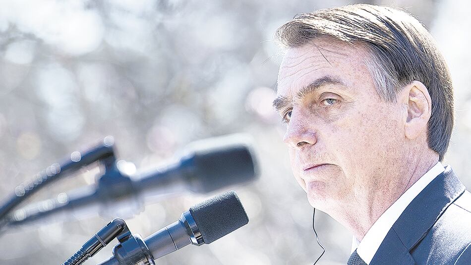 Bolsonaro llega a Santiago para participar de una cumbre sobre la creación del bloque Prosur.