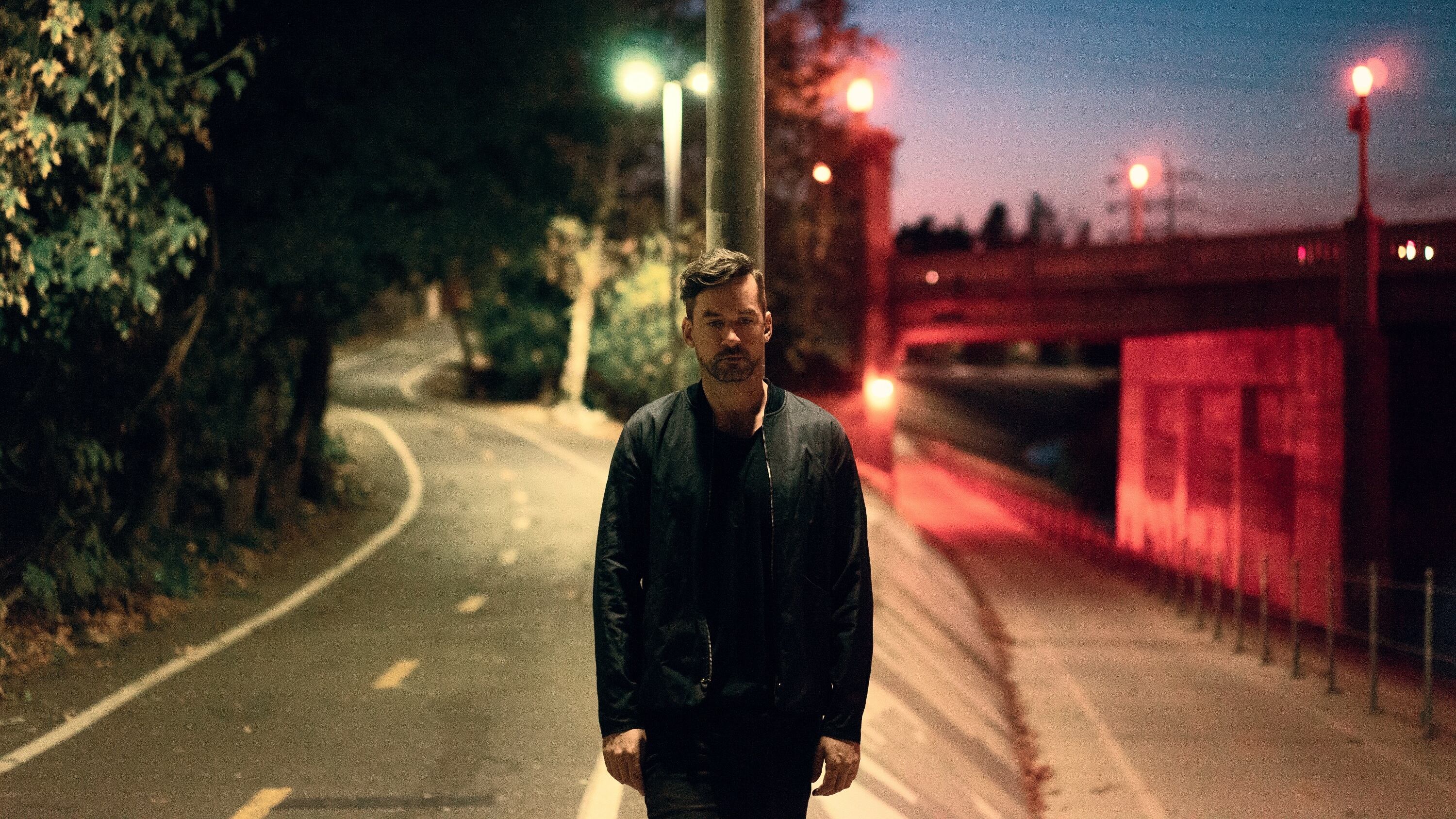 Como productor y en sus sets, Bonobo sigue la tradición experimental de la música electrónica de los '90.